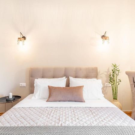 Deluxe 3-Bdrm Urban-Industrial Apt At Acropolis アテネ エクステリア 写真