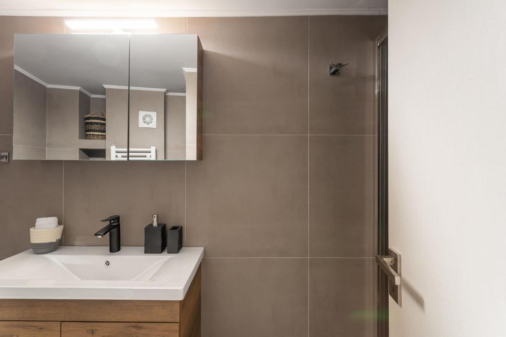 Deluxe 3-Bdrm Urban-Industrial Apt At Acropolis アテネ エクステリア 写真