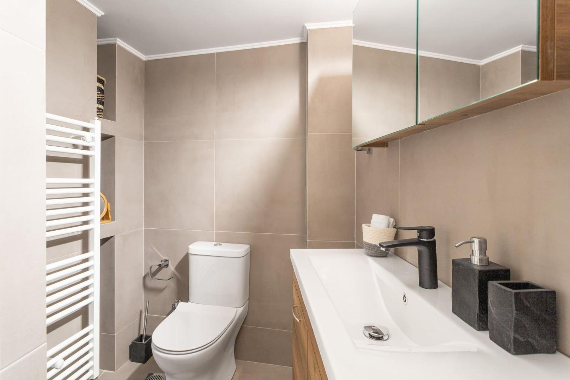 Deluxe 3-Bdrm Urban-Industrial Apt At Acropolis アテネ エクステリア 写真