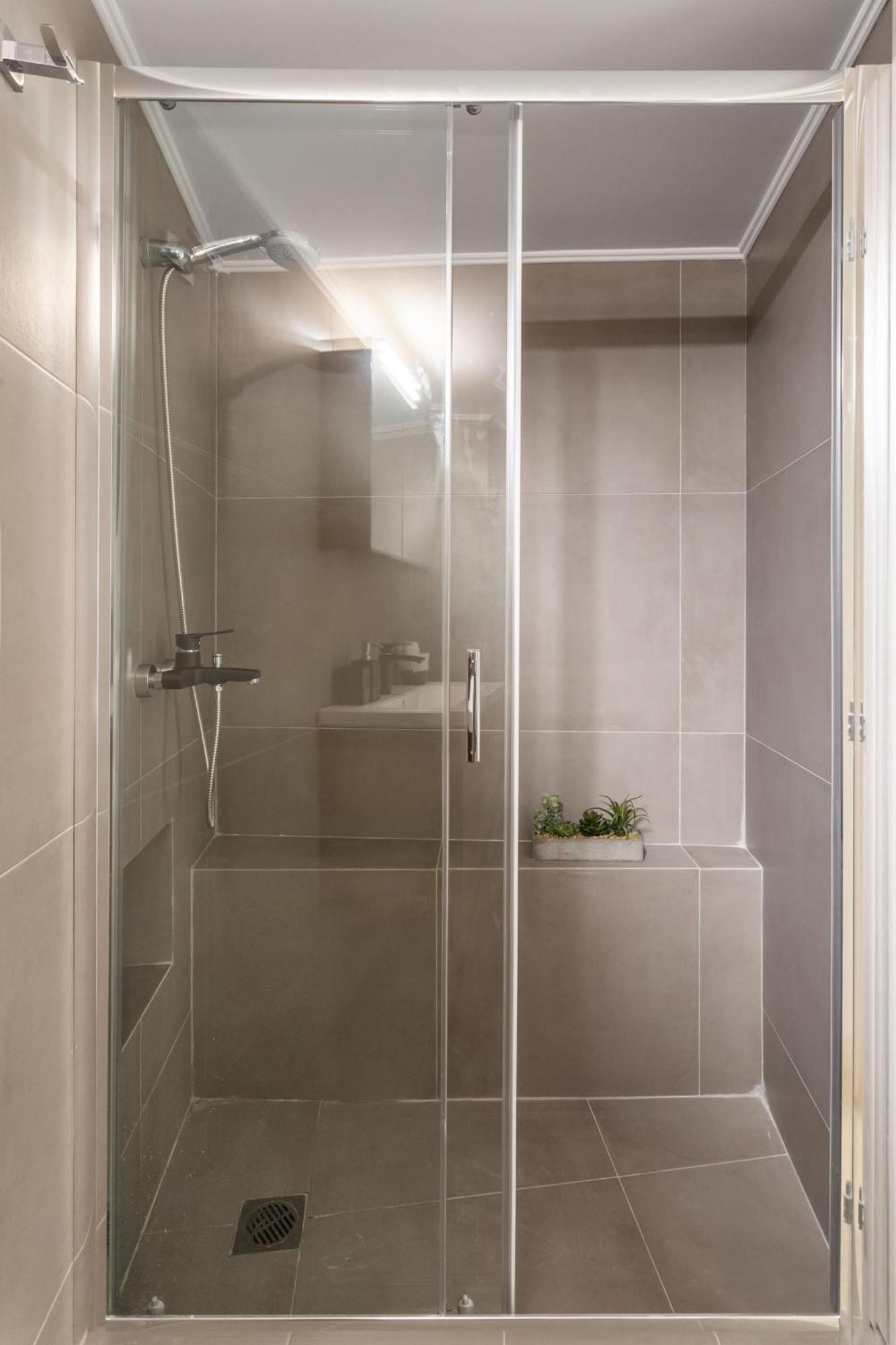Deluxe 3-Bdrm Urban-Industrial Apt At Acropolis アテネ エクステリア 写真