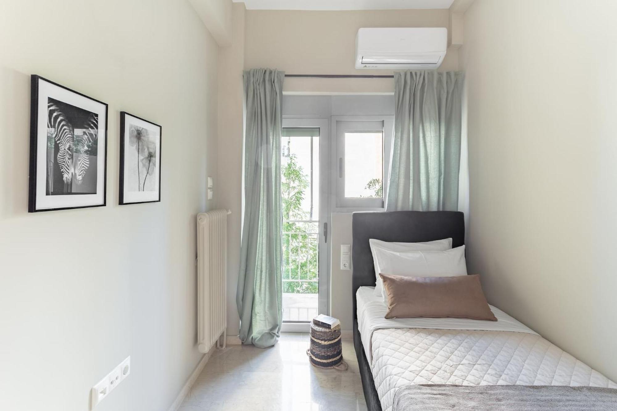 Deluxe 3-Bdrm Urban-Industrial Apt At Acropolis アテネ エクステリア 写真