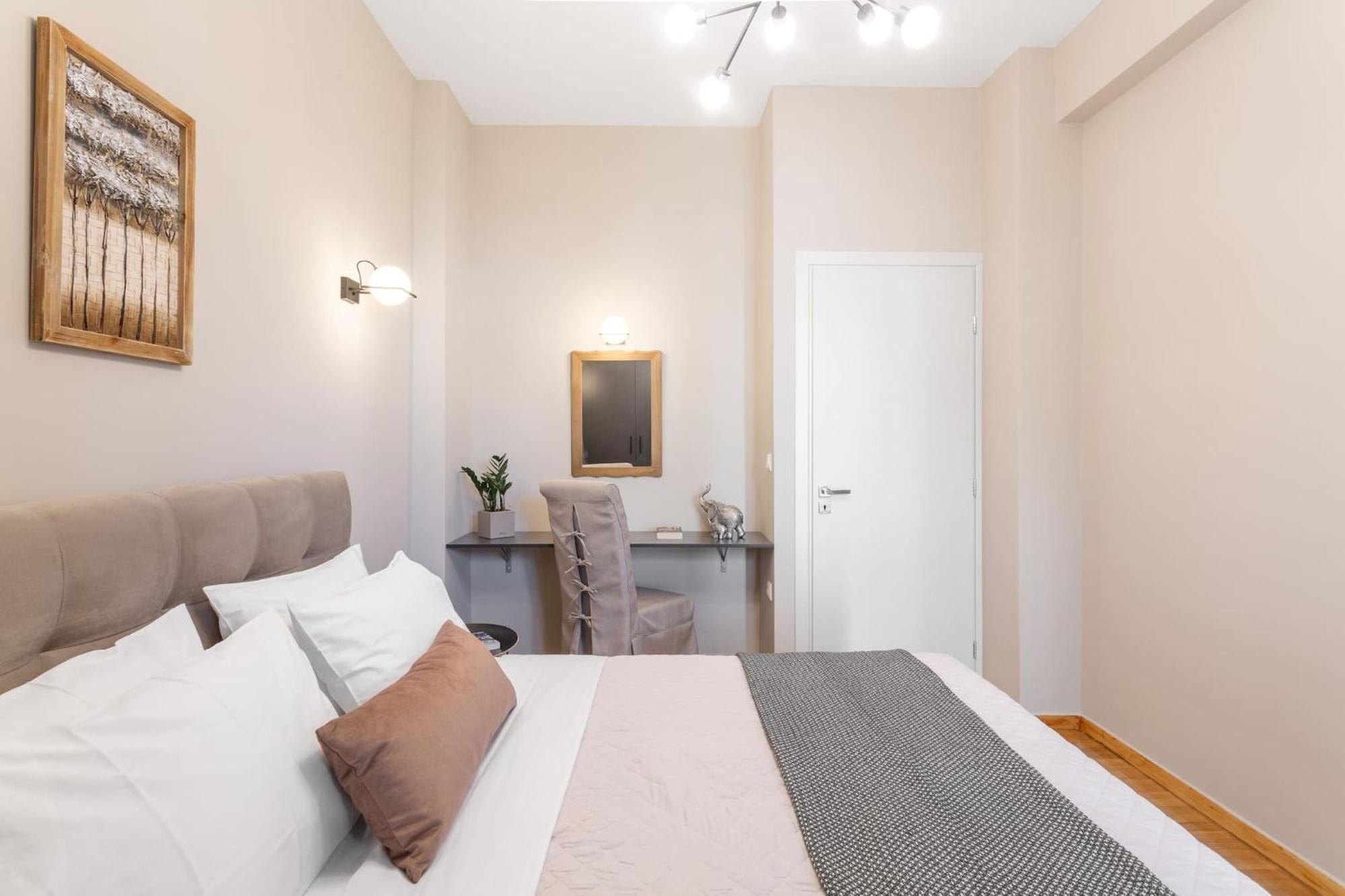 Deluxe 3-Bdrm Urban-Industrial Apt At Acropolis アテネ エクステリア 写真