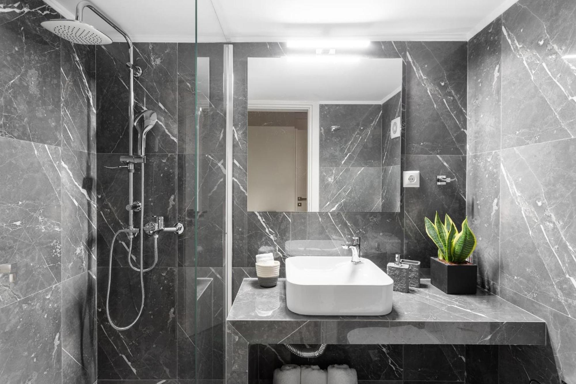 Deluxe 3-Bdrm Urban-Industrial Apt At Acropolis アテネ エクステリア 写真