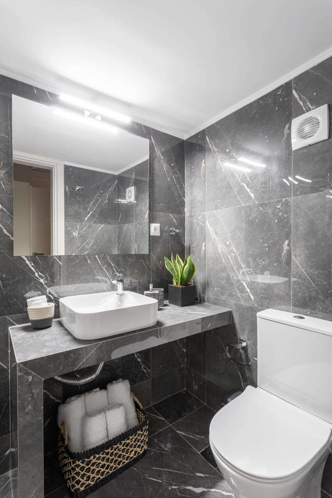 Deluxe 3-Bdrm Urban-Industrial Apt At Acropolis アテネ エクステリア 写真